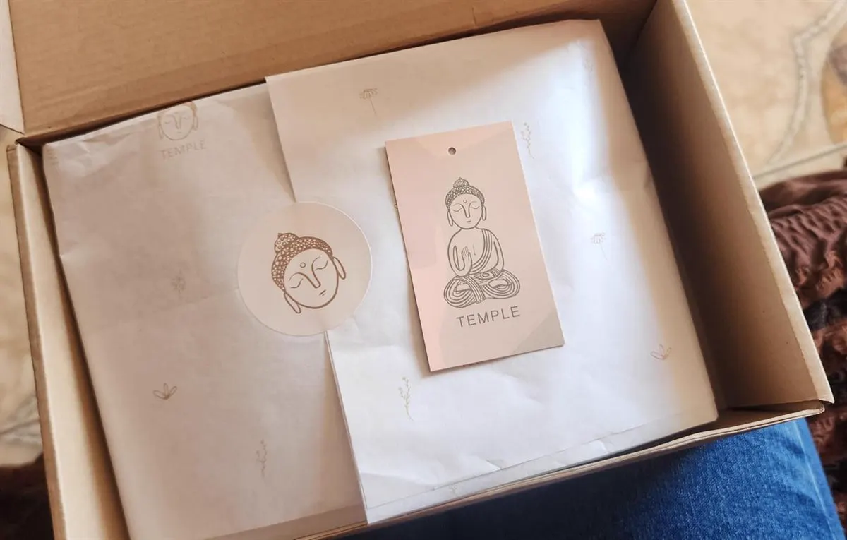Caja Temple abierta con papel de seda, sticker y etiqueta del Buda
